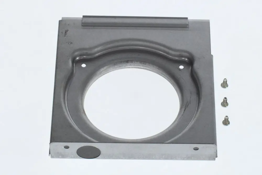 BOSCH Abgasdeckel aus Metall mit einem runden Ausschnitt in der Mitte. Drei kleine Schrauben liegen daneben.